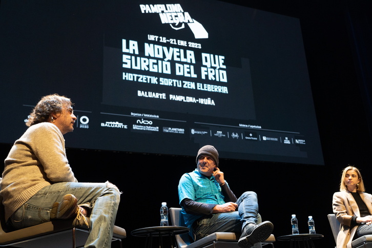 El escritor vigués Pedro Feijoo, el arrasatearra John Andueza y la catalana Laia Vilaseca, en la conferencia inaugural de Pamplona Negra.