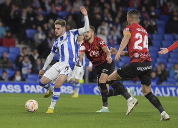 Robert Navarro se dispone a marcar su cuarto gol en los cuatro partidos de Copa.
