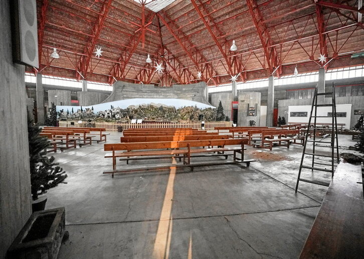 Imagen del interior de la iglesia de San Francisco de Gasteiz, donde puede verse un Belén en el centro y varios más pequeños en los laterales. El Obispado puso como condición para su cesión la reubicación de su exposición de belenes.