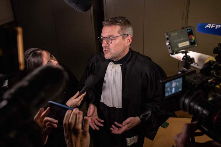 Laurent Kennes, abogado de Panzeri, atiende a los medios. 