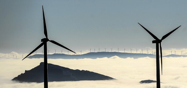 Imagen de archivo de aerogeneradores emergiendo de la niebla en Nafarroa.