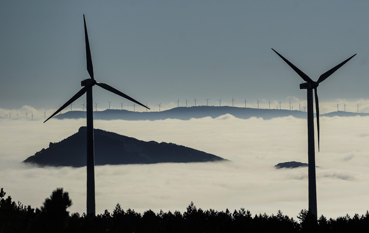 Imagen de archivo de aerogeneradores emergiendo de la niebla en Nafarroa.