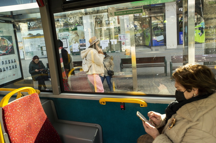 Una mujer con mascarilla en un autobús público de Iruñea.