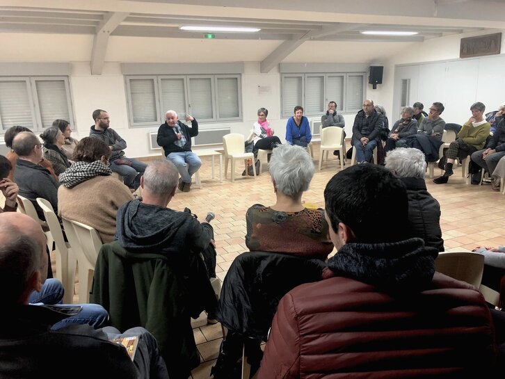 Joseba Sarrionandia Azkaineko irakurketa taldeak antolatu solasaldian.