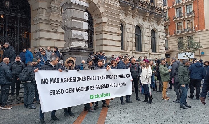 Bizkaibuseko langileek elkarretaratzea egin dute Diputazioaren aurrean.