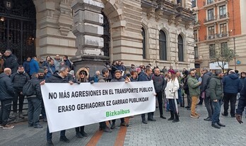 Bizkaibuseko langileek elkarretaratzea egin dute Diputazioaren aurrean.