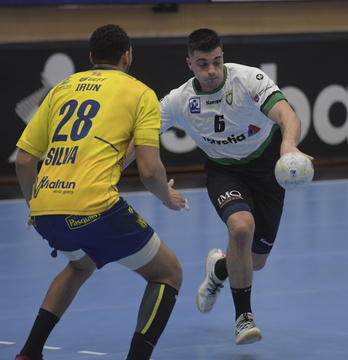 Edu Fernández, durante un derbi frente a Bidasoa-Irun.