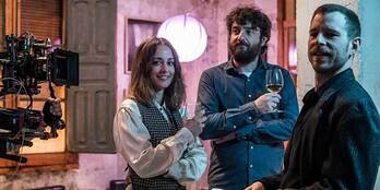 Silvia Alonso, Álvaro Cervantes y Gorka Otxoa durante el rodaje de 'Eres tú'.