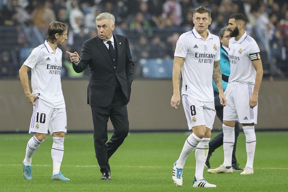 Ancelotti conversa con Modric ante Kroos y Benzema en la final de la Supercopa. (Giuseppe CACACE / AFP) Ancelotti conversa con Modric ante Kroos y Benzema en la final de la Supercopa. (Giuseppe CACACE / AFP)