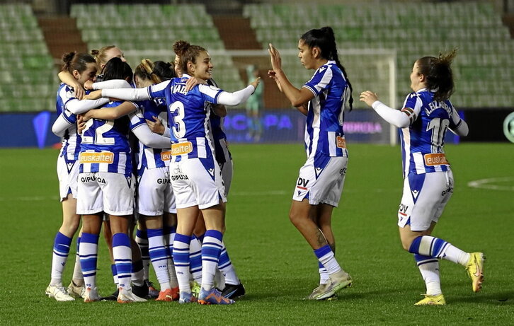 Las txuri-urdines celebran el gol de Bernabé, que premiaba su trabajo y les colocaba en la final.