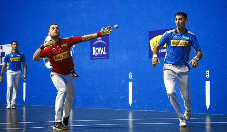 Lasok irauli zuen partida gorrien alde, hasieran urdinak aurretik ibili eta gero.