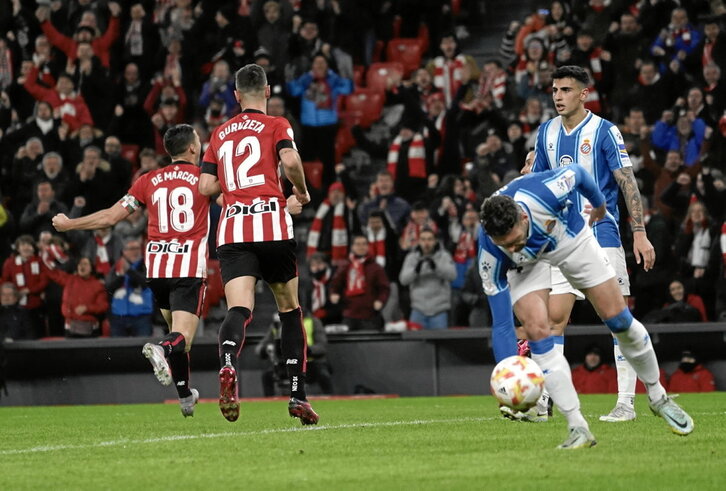 De Marcos celebra el gol marcado en el primer tiempo.