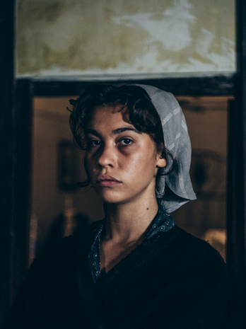 Greta Fernández, hija del actor Eduard Fernández, interpreta a una mujer en tiempos de guerra.
