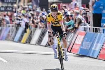 Rohan Dennis ha conseguido llegar con dos segundos de ventaja a sus compañeros del corte definitivo. 
