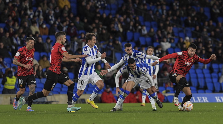 Mikel Merinok baloia duela, eta Gorosabel atzean, iragan astearteko Mallorcaren aurkako Kopako partidan.