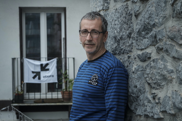 Gorka García, junto al nuevo símbolo que refleja otra fase en la cuestión carcelaria, y también para Etxerat.