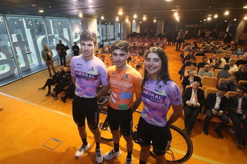 Gotzon Martín e Idoia Eraso, en la foto de los representantes de las tres plantillas de la Fundación presentadas en la sede de Euskaltel.