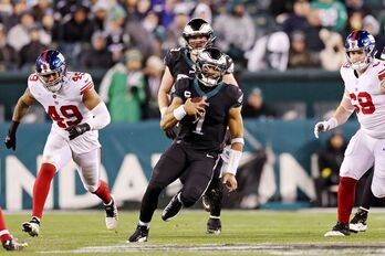 Jalen Hurts, quarterback de Philadelphia Eagles, corre con el balón en el partido de hace dos semanas frente a New York Giants.