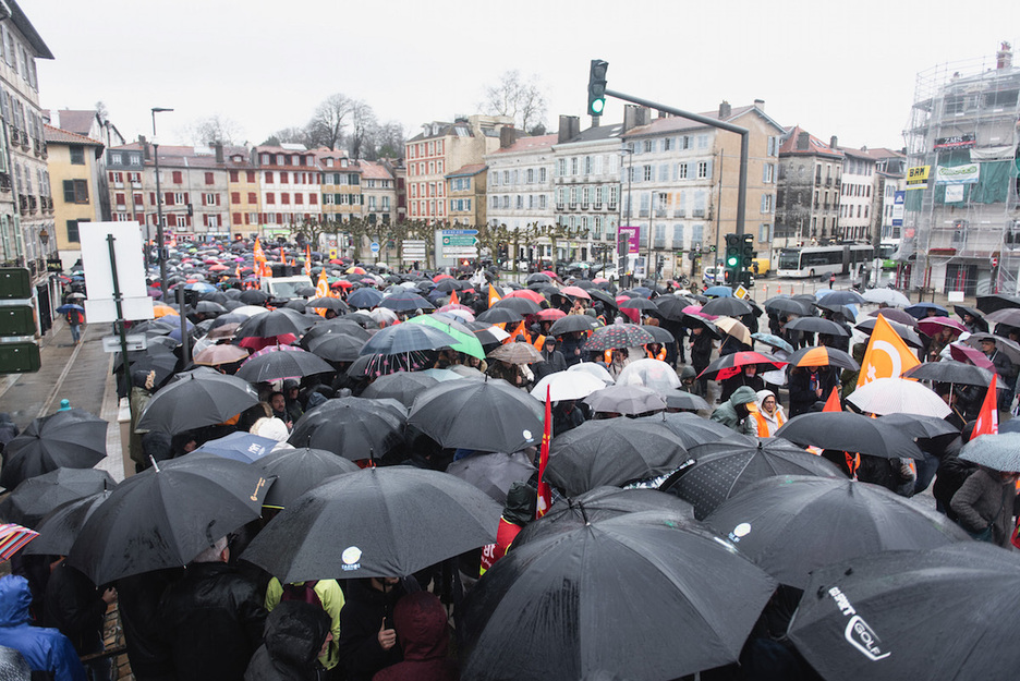 La pluie a quelque peu transformé la manifestation en un défilé de parapluies et de ponchos.