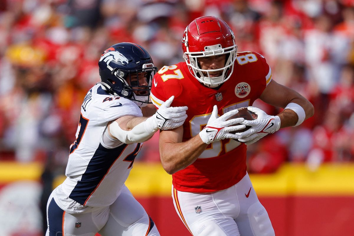 El imparable Travis Kelce, habilidades de receptor en un cuerpo de casi 2 metros y 120 kilos. (DAVID EULITT | AFP)