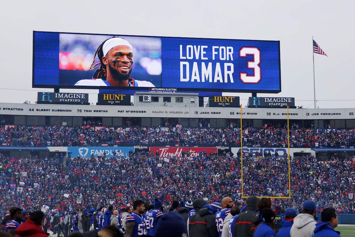 Mensaje de apoyo a Damar Hamlin en el estadio de los Buffalo Bills. (TIMOTHY T LUDWIG | AFP)
