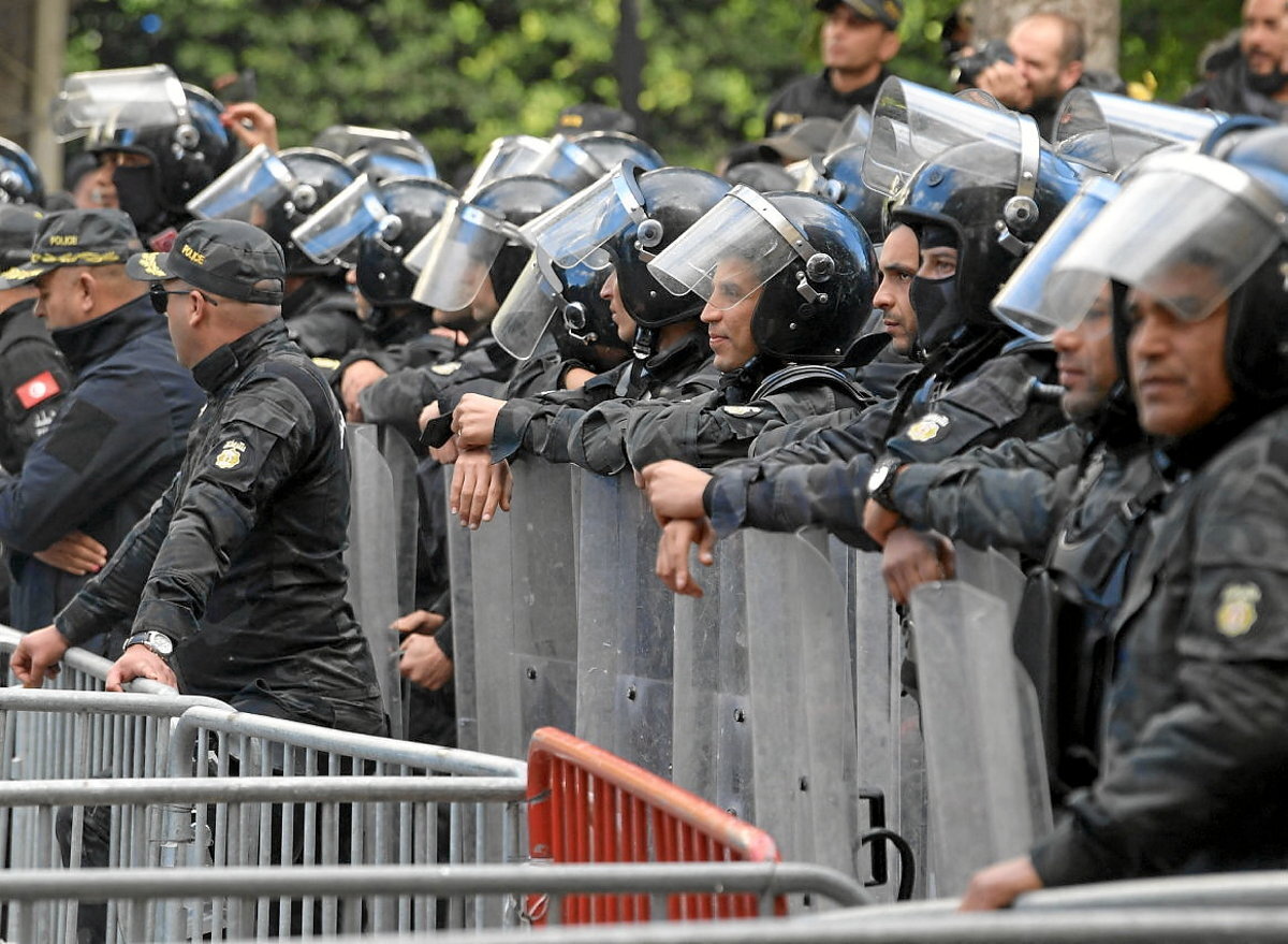 Polizia Tunisian, presidentearen aurkako protesta batean. (Fehti BELAID / AFP)