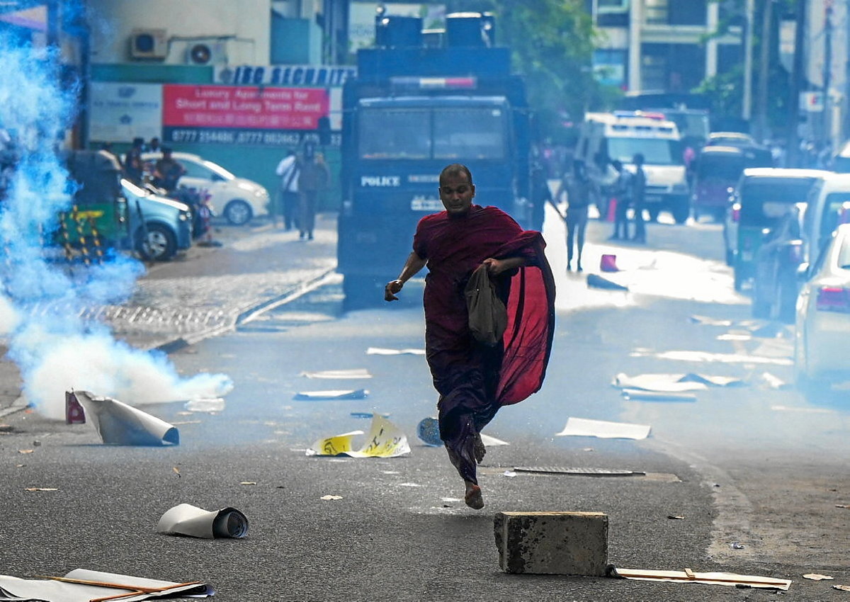 Sri Lankan, gobernuaren aurkako manifestazio batean, moje budista bat poliziaren ur-kanoitik ihesi. (Ishara KODIKARA / AFP)
