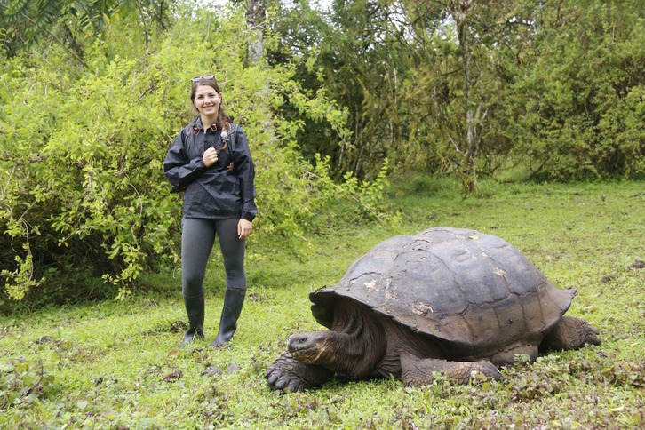 Gabone Iturrarte Galapagoetako ‘Chelonoidis Porteri’ bertako dortoka ondoan