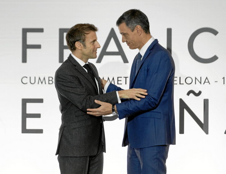 Macron y Sánchez se saludan al término de la cumbre.