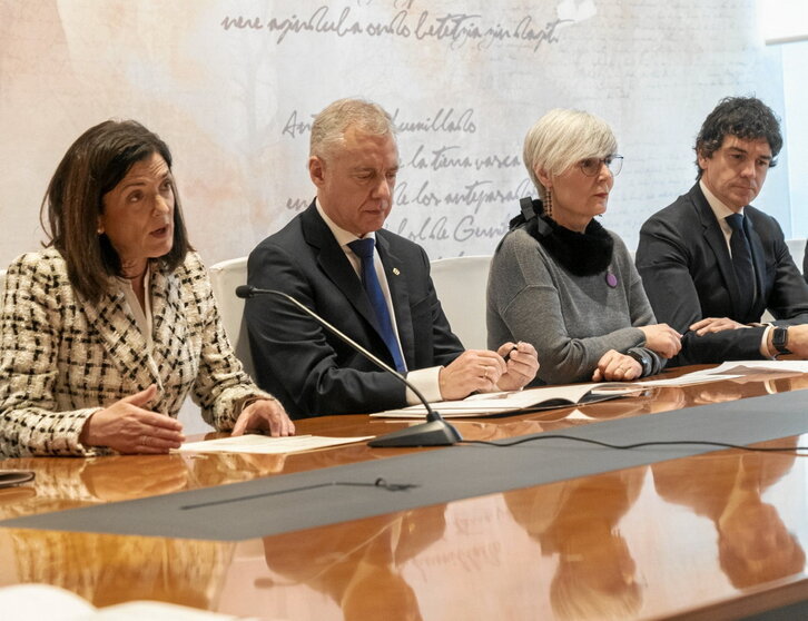 Beatriz Artolazabal, Iñigo Urkullu, Miren Elgarresta eta Unai Rementeria, sinatze unean.