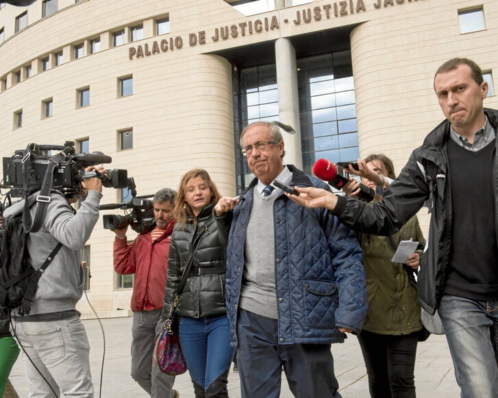El exgerente de Osasuna, Ángel María Vizcay, sale de los Juzgados en 2015.