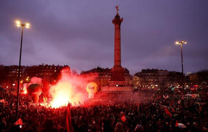 Paso de la manifestación de París por plaza de la Bastilla.