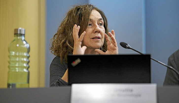 Isabel Urrutia, neumologiako aditua, Bizkaiko Medikuen Elkargoak klima aldaketak pertsonen osasunean duen eragina aztertzeko antolatutako hitzaldian.