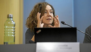 Isabel Urrutia, neumologiako aditua, Bizkaiko Medikuen Elkargoak klima aldaketak pertsonen osasunean duen eragina aztertzeko antolatutako hitzaldian.