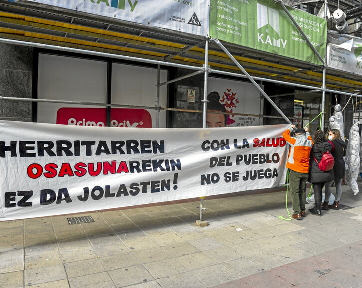 Activistas alaveses colocan pancartas en defensa de una sanidad universal y de calidad.