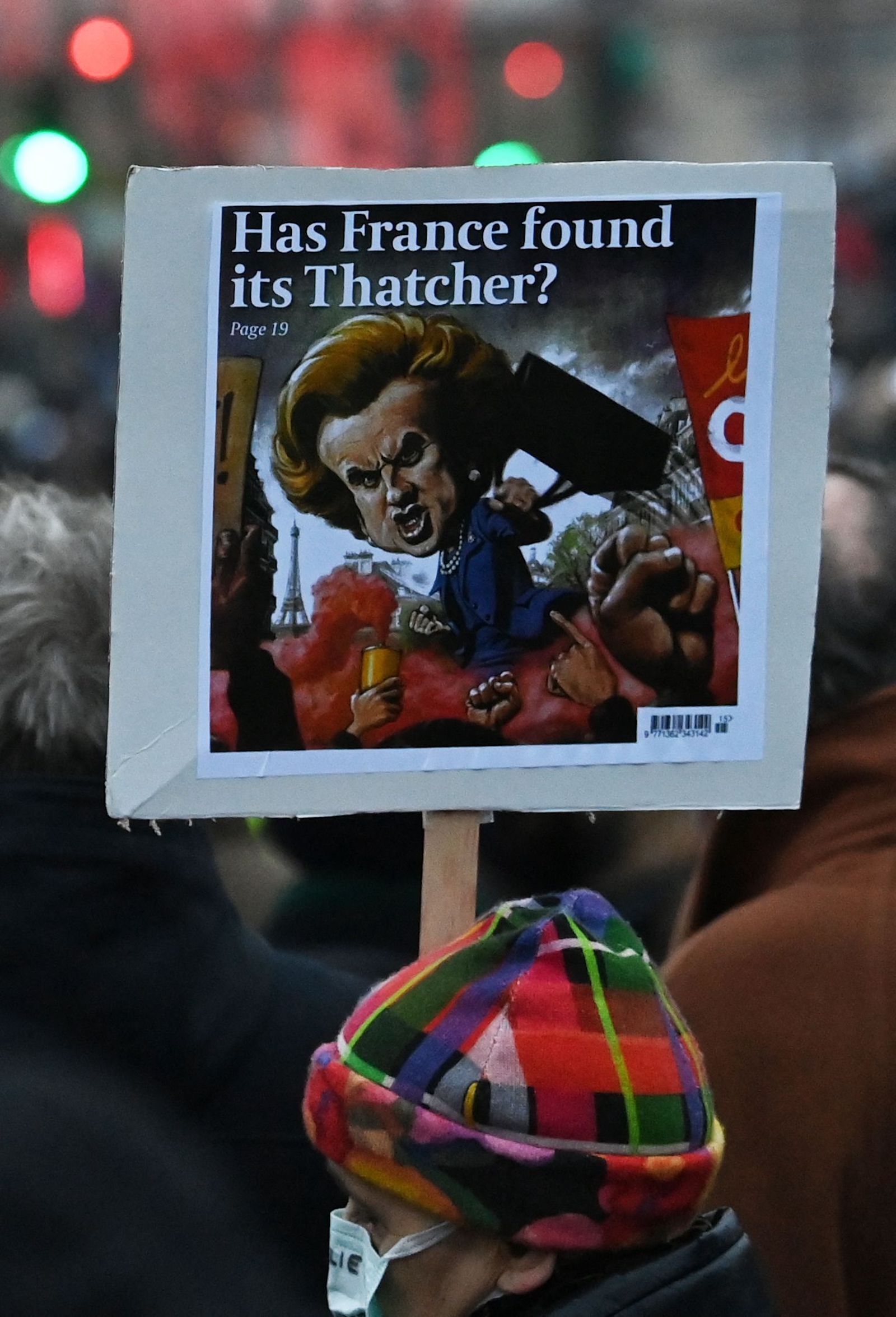 Cartel de un manifestante, que hace referencia a Tatcher. (Alain JOCARD | AFP)