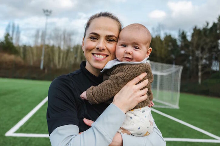 Sara Bjork Gunnarsdottir y su hijo Ragnar, tras cuyo nacimiento la islandesa ha ganado una Champions y ha participado en la última Eurocopa.