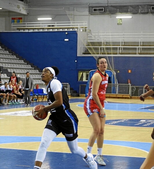 Kaela Davis, Benbibreren aurka.