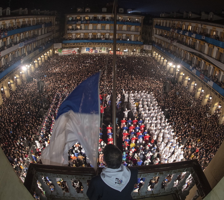 Izada de bandera en Donostia.