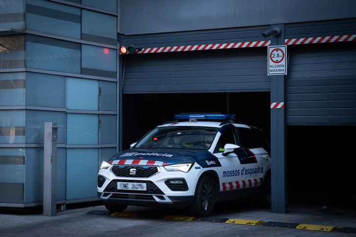 Dani Alves sale detenido de la comisaria de Les Corts de Barcelona.