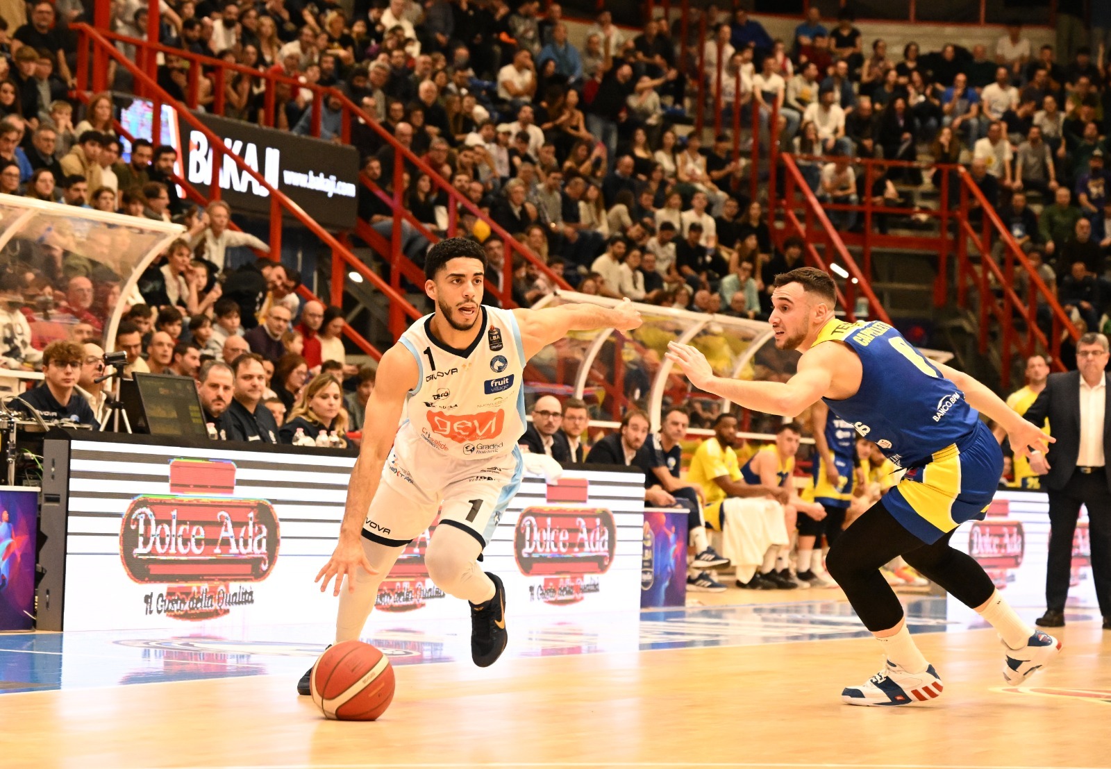 Jordan Howard, escolta como Markus, en un partido con el Nápoles.