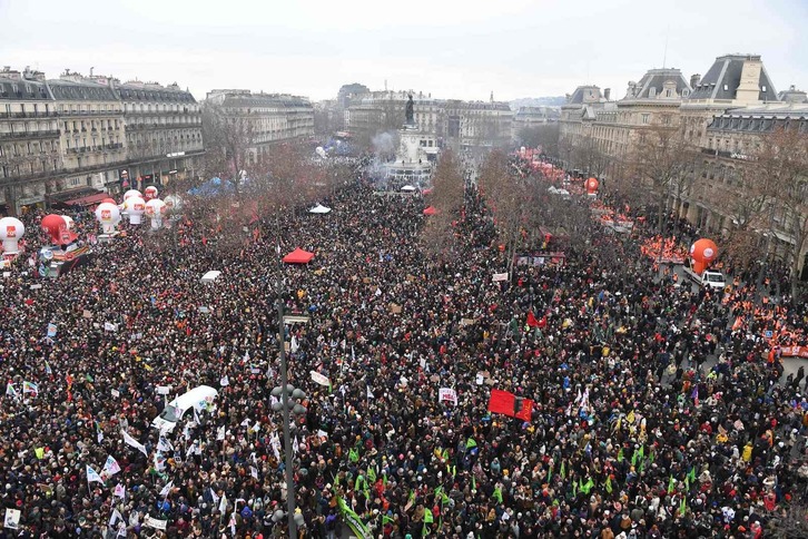 Pentsioen erreformaren aurkako mobilizazio jendetsua Parisen.