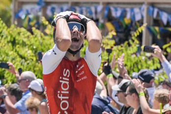 Bryan Coquard, emocionado tras lograr la victoria en el World Tour que se le ha resistido diez años.