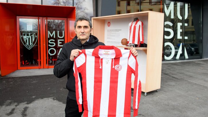 Ernesto Valverde muestra una camiseta histórica del Athletic frente al museo del club.