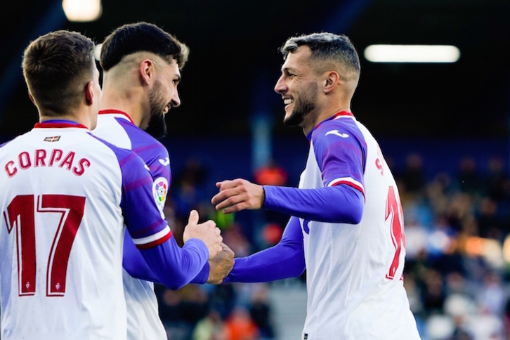 Nolaskoain y Stoichkov se felicitan tras el gol del gaditano.