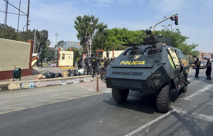 Expectativa Infantil marca La Policía peruana detiene a más de 200 personas en el desalojo de una  universidad de Lima | Mundua | Naiz