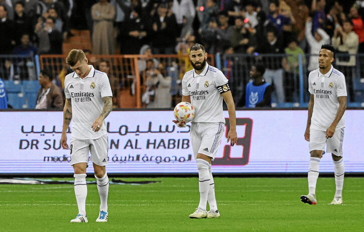 Benzema (en el centro), Kroos y Militao, atrás, en la final de la Supercopa.