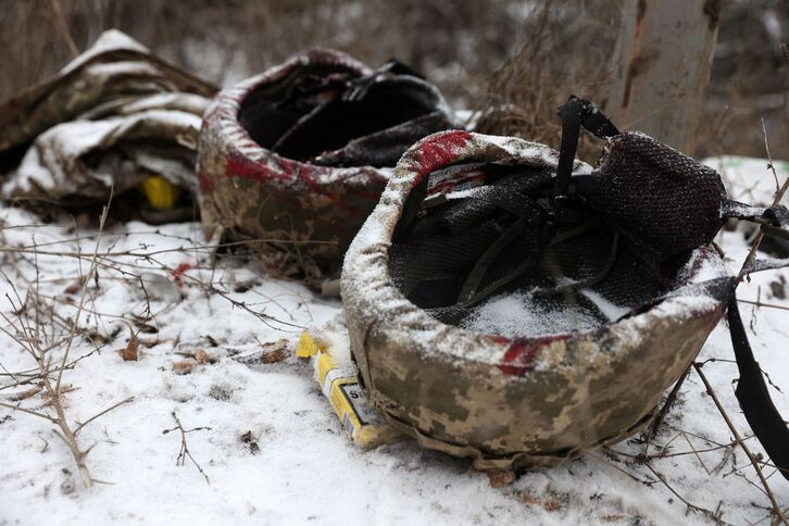 Cascos de soldados ucranianos manchados de sangre.