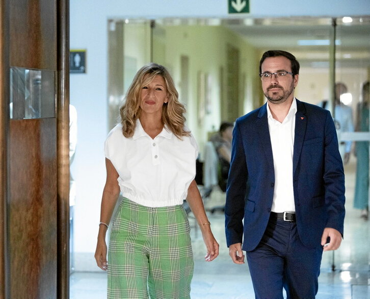 A la izquierda, Yolanda Díaz, ministra de Trabajo y Economía Social del Gobierno español, y Alberto Garzón, ministro de Trabajo. Bajo estas líneas, puesto de fruta en Mercabilbao.