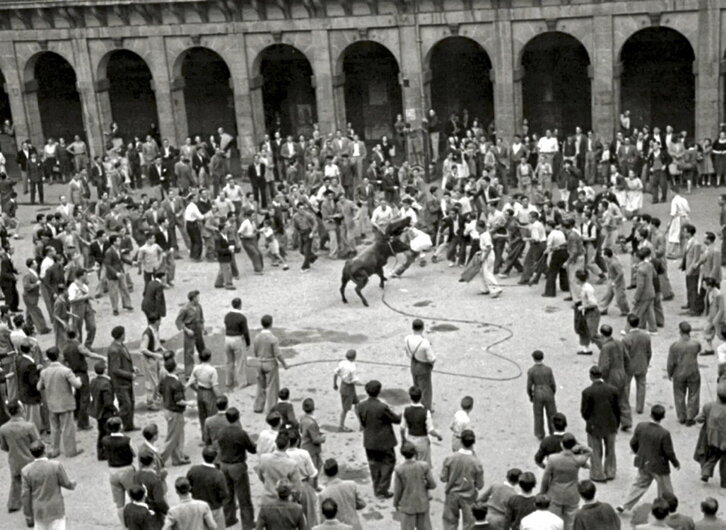 Sokamuturra Donostiako Plaza Berrian, 1941ean. Artean udaletxearen kokalekua zen.